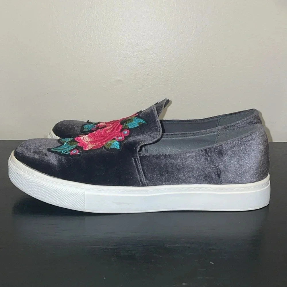 Dirty Laundry Slip Ons.  Size 7.5. Beautiful Rose Appliqué.